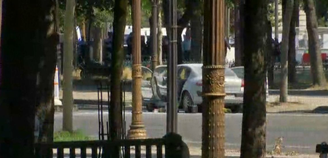 Champs Elysees: Όχημα συγκρούστηκε σε βαν της Αστυνομίας – Άμεση επέμβαση της αντιτρομοκρατικής – VIDEO